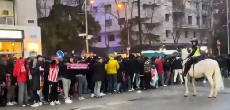 馬競球迷進(jìn)入伯納烏時向人群投擲雜物，導(dǎo)致安保對其進(jìn)行脫鞋檢查