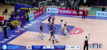 真夠難的！吳前接球晃過防守命中漂移三分