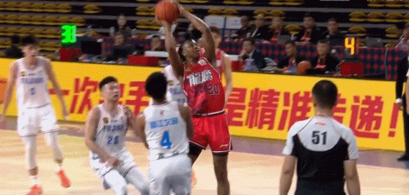 秀翻車了！道格拉斯面對空籃選擇拉桿結(jié)果上丟 自己也懊惱不已