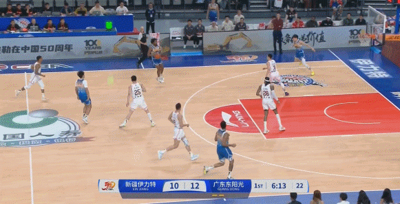 就是這么快！黑根斯三分再中！新疆回敬11-2攻擊波反超廣東！