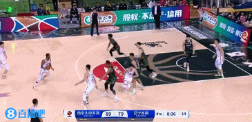 高難度！弗格強(qiáng)攻漂移投進(jìn)打成2+1 帶隊(duì)繼續(xù)緊咬比分