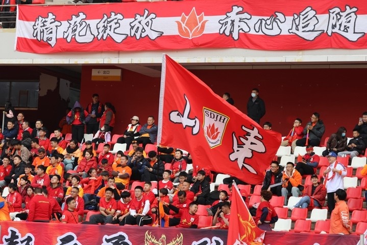 主場上萬名球迷的吶喊助威，給山東體彩女足征戰(zhàn)女超增添了能量與動力