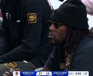 哦呦？你來了！新疆新外援哈雷爾場邊觀戰(zhàn)新疆主場vs深圳的比賽