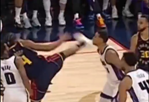 抬腳過高踢到了對手下巴！NBA官方：穆迪這一動作被判1級惡犯