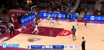 完全騙開防守！程帥澎跳起轉(zhuǎn)身擊地背傳助攻余嘉豪暴扣