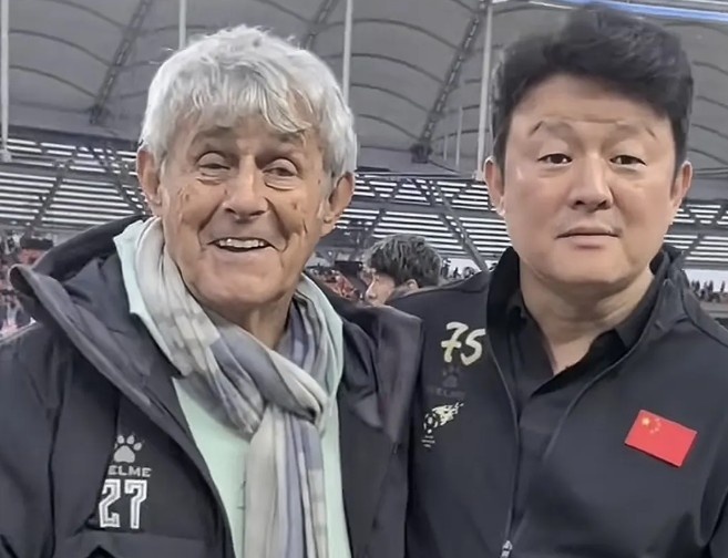 有點(diǎn)像？米盧差點(diǎn)將青島籍演員張磊誤認(rèn)為是孫繼海