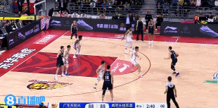 就是硬！胡明軒強攻不中 任駿飛點搶前場籃板&隨后強硬勾手命中！