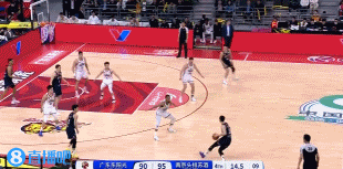 還沒結(jié)束！廣東搶到進(jìn)攻籃板 胡明軒遠(yuǎn)距離三分命中&分差2分