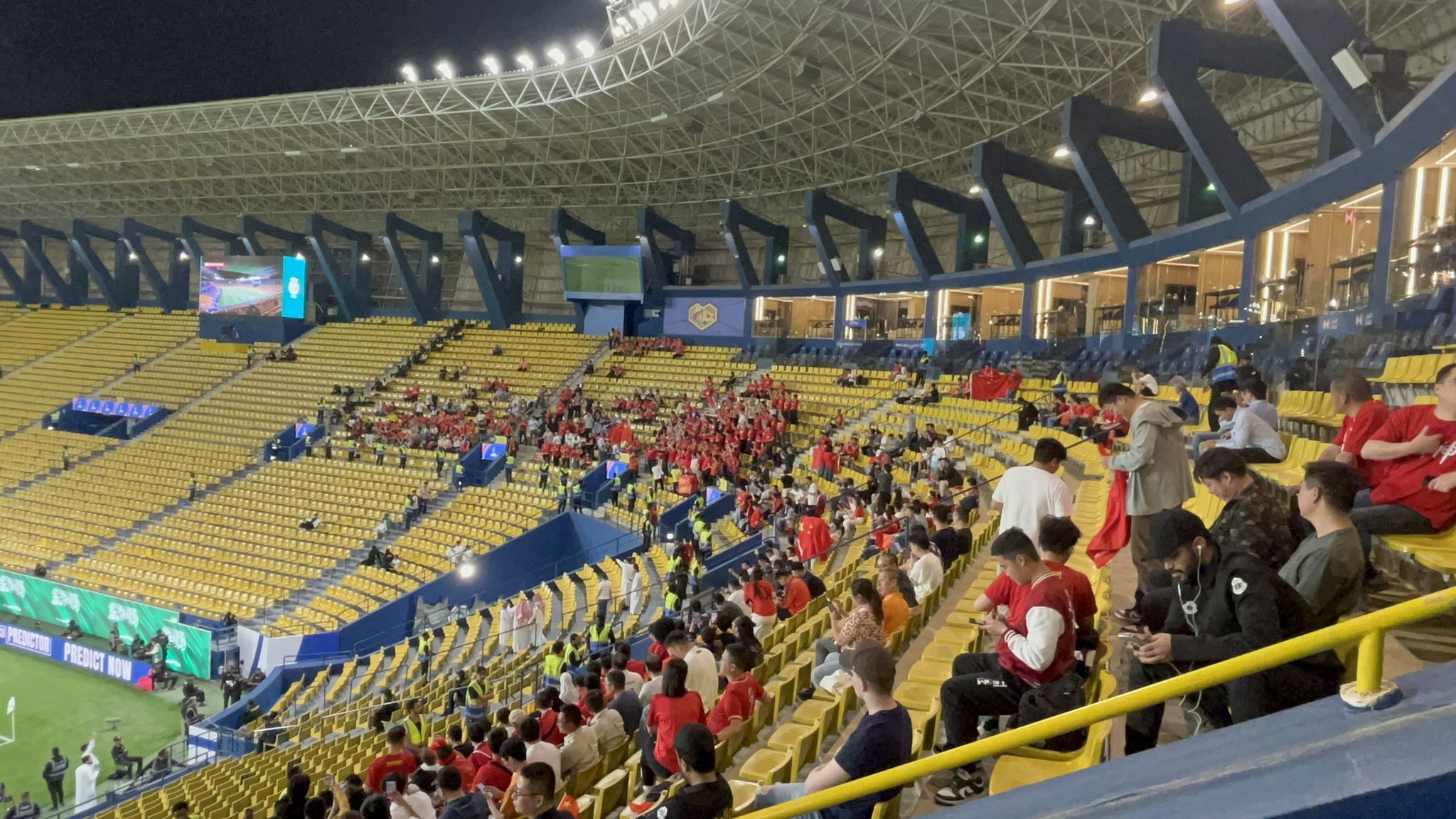 球票已售罄！中國球迷已經(jīng)入場，坐在球場上層沙特球迷區(qū)上方