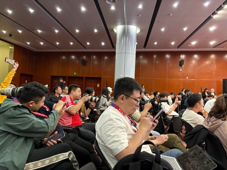 萬眾矚目！記者擠滿國(guó)足賽前新聞發(fā)布廳，賽場(chǎng)記者預(yù)計(jì)超300人