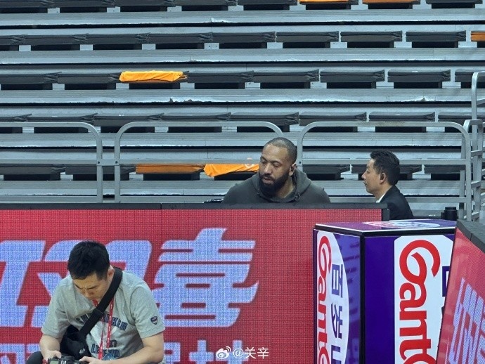今晚不打？廣東主場迎戰(zhàn)廣廈 吉倫沃特一身便裝現(xiàn)身球館
