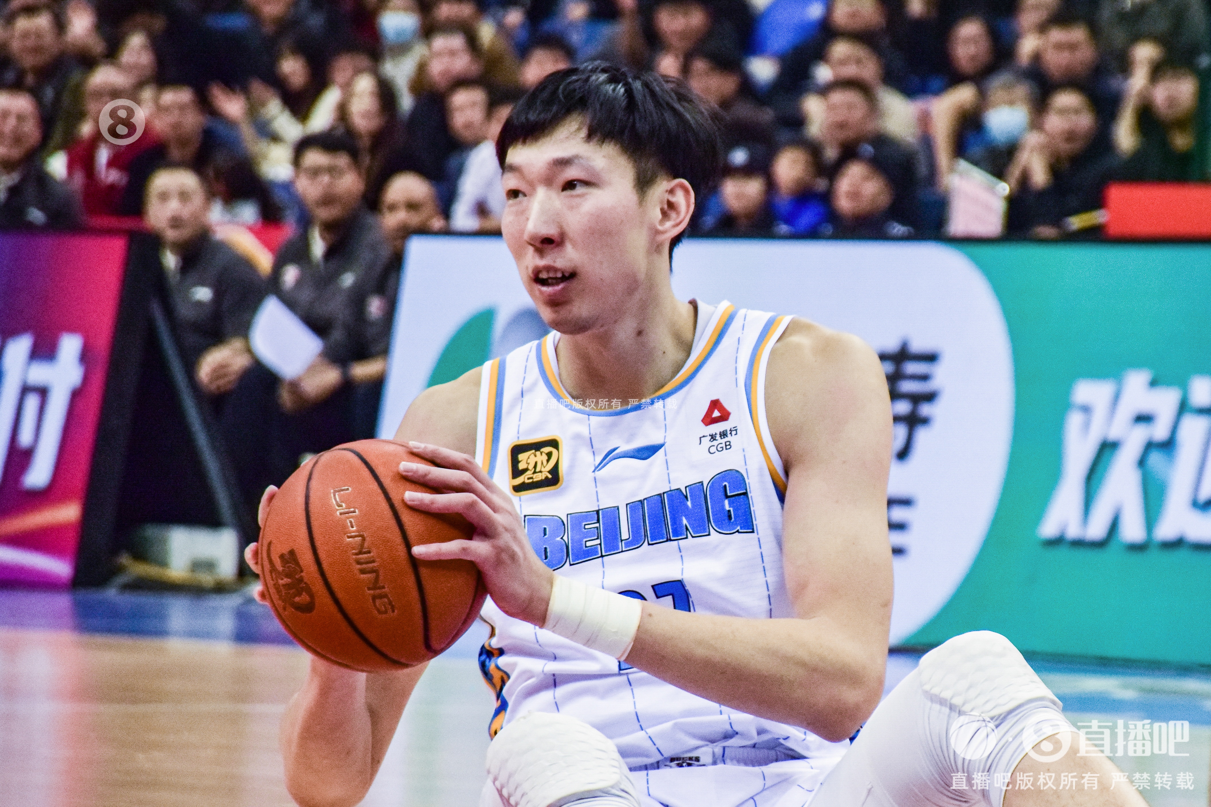 定海神針！周琦內(nèi)線攻防在線 半場6中5貢獻12分6籃板2蓋帽
