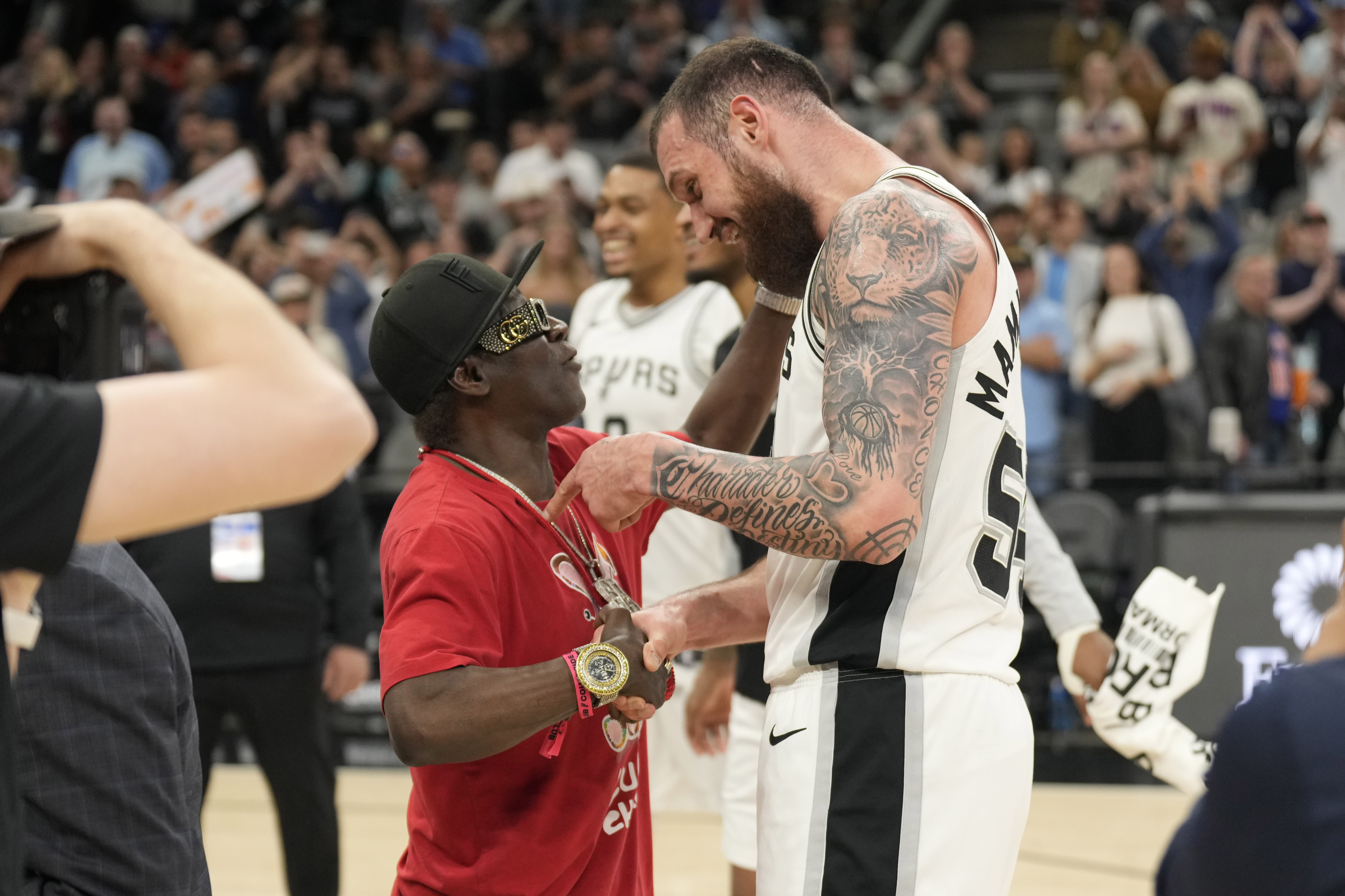 馬穆上場19分鐘就砍下34分！哈特：他能進(jìn)入NBA是有原因的